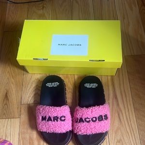 NEW Marc Jacobs Size 6
Teddy logo slides
